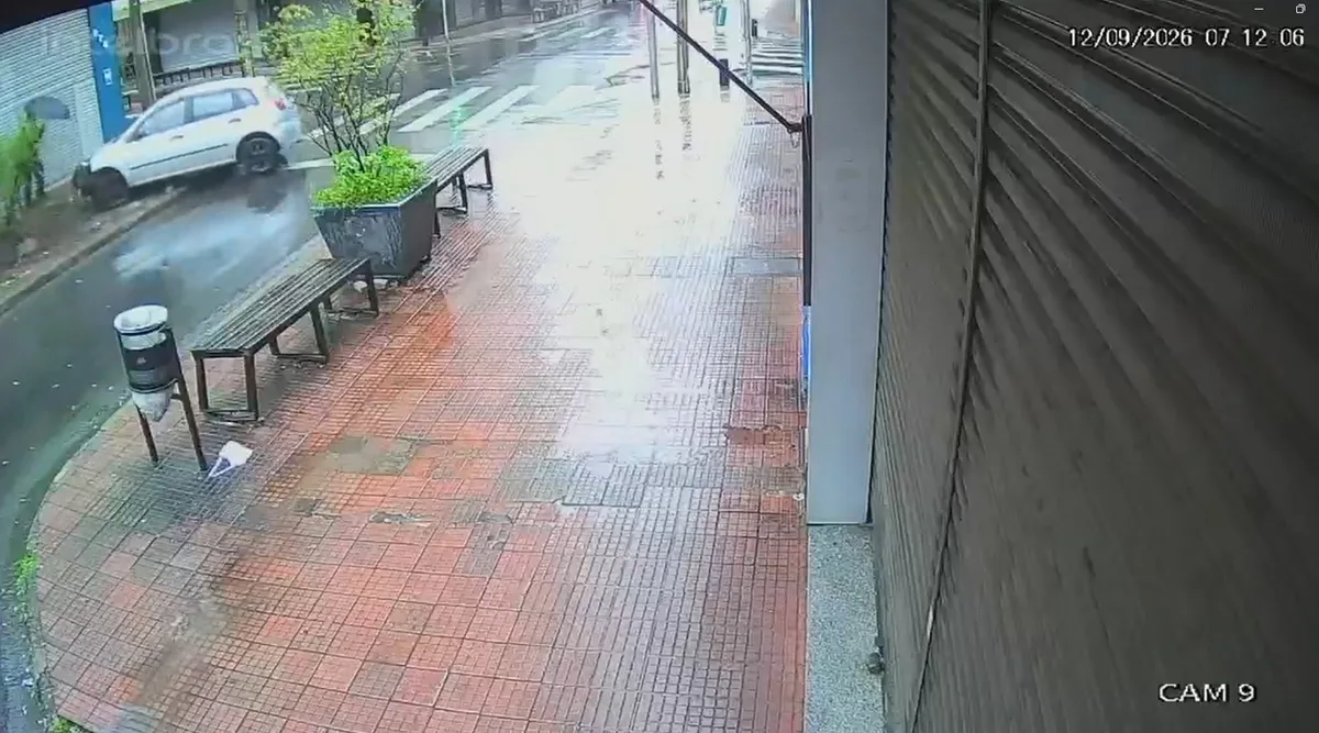 VÍDEO: carro perde o controle e banco em calçada evita atropelamento de pedestre no Centro de Piracicaba