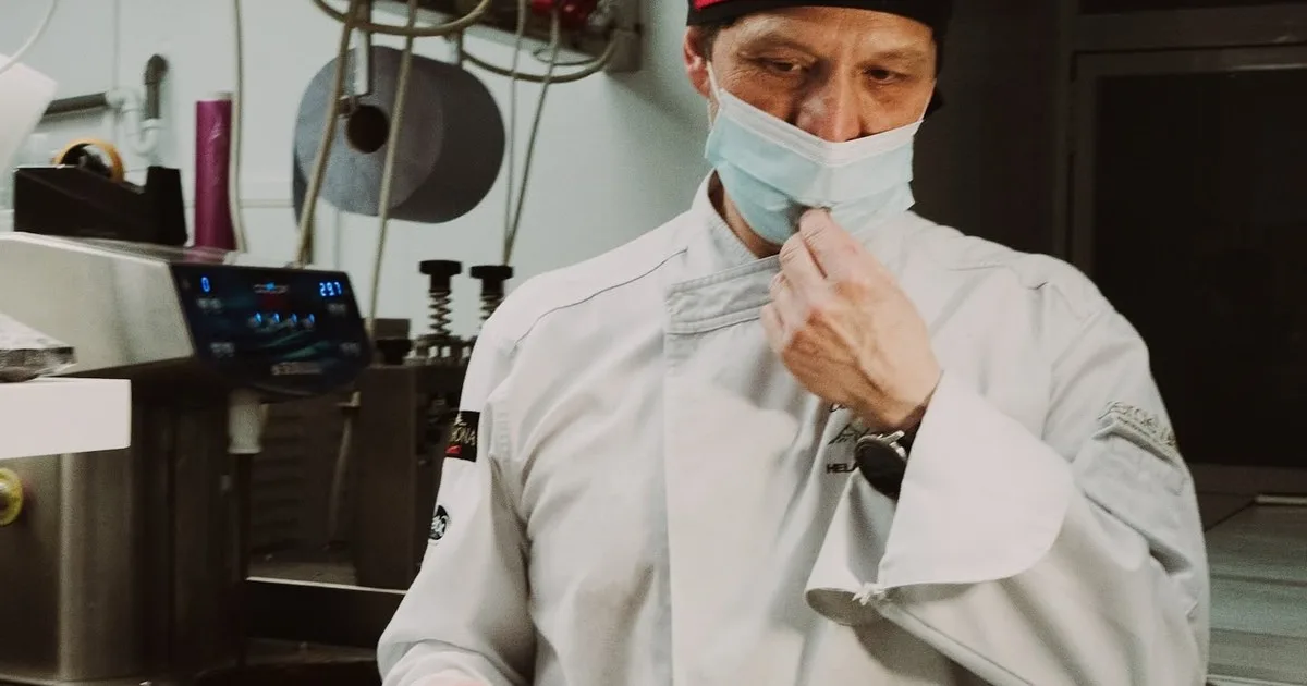 Guillermo Castellot, heladero, 53 años: “Me levanto a las seis para ir a trabajar, como a las cinco, descanso y por la tarde-noche voy a la tienda hasta cerrar”