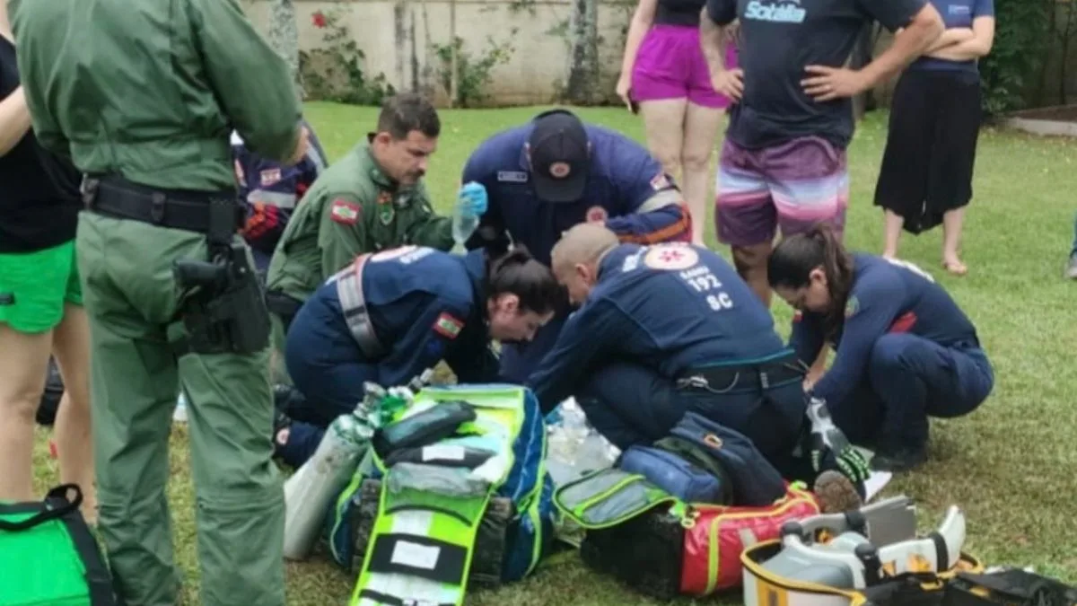 Bebê se afoga em açude, sofre parada cardiorrespiratória e é salvo por bombeiros em cidade da Grande Florianópolis