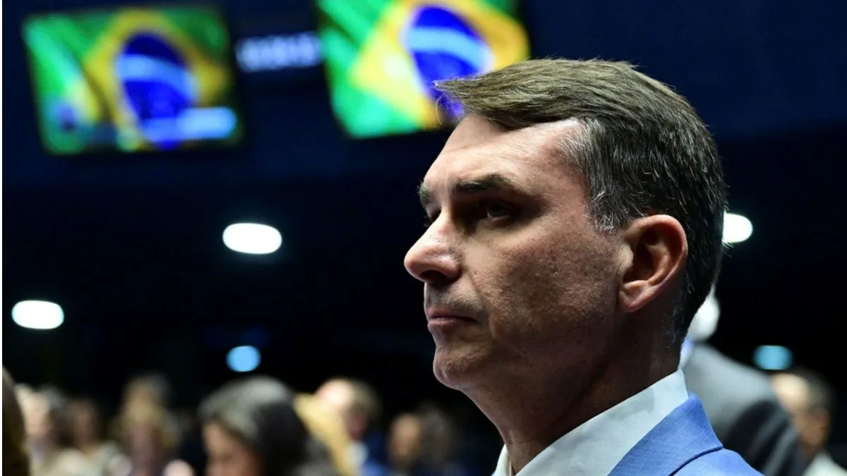 Entenda por que a propaganda de Flávio Bolsonaro foi exibida sem áudio na TV e o que o TSE decidiu após a falha