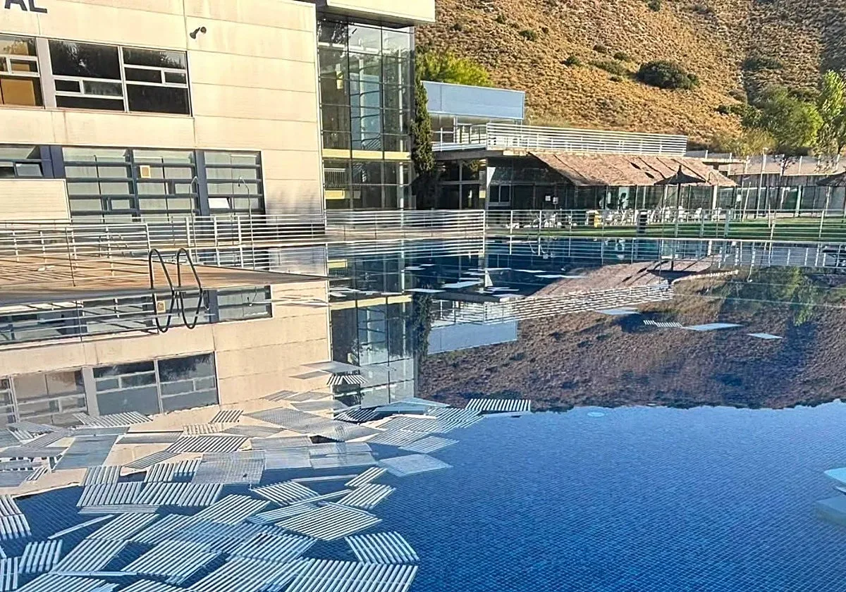 Un grupo de vándalos destroza la piscina de Villalbilla y obliga a su cierre temporal