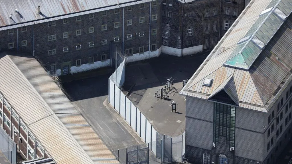 Prisons saturées au Royaume-Uni: vive polémique autour de la libération possible de deux meurtriers d'un policier
