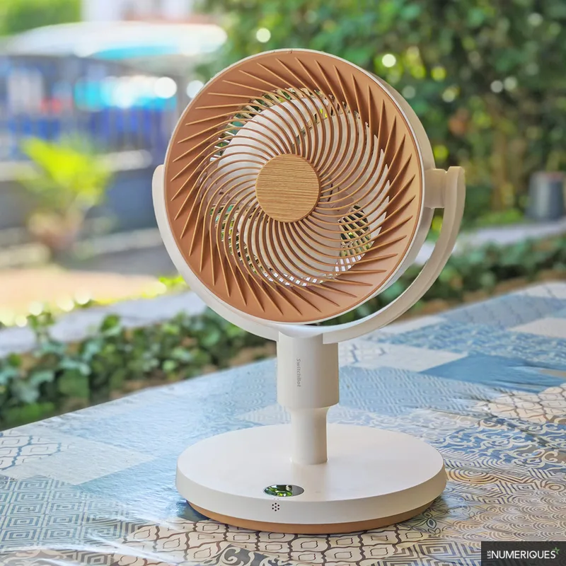 Test SwitchBot Standing Circulator Fan : un ventilateur connecté sur pied ou de table qui offre le choix entre batterie ou secteur
