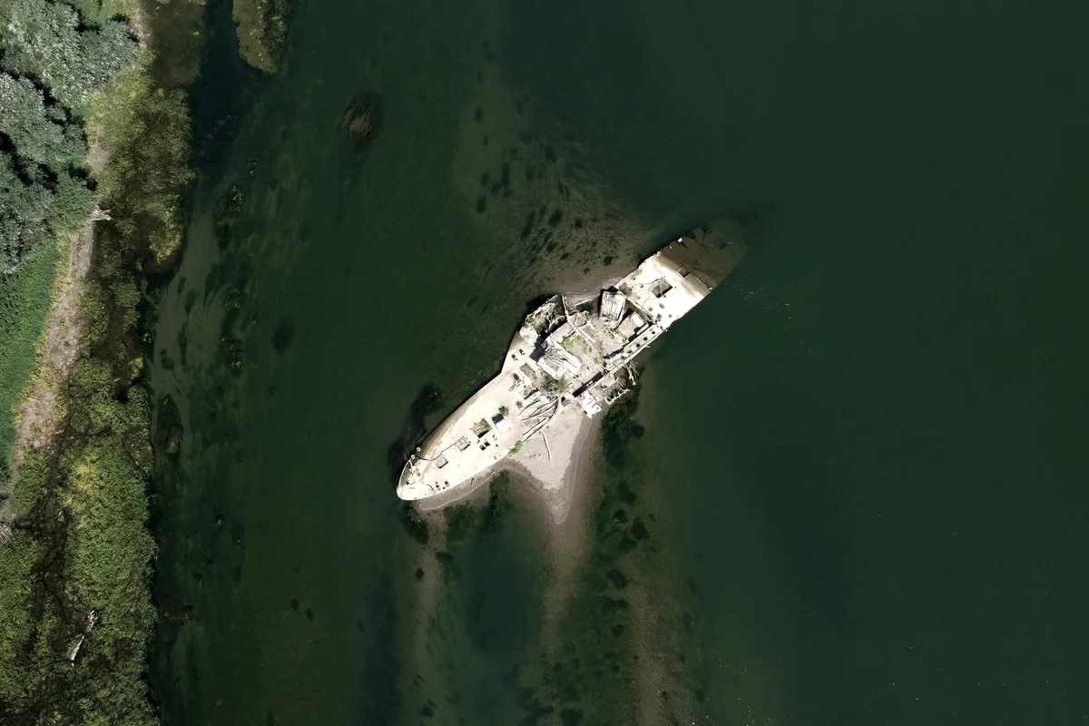 Un barco histórico emerge en Serbia por la sequía que seca los ríos de Europa