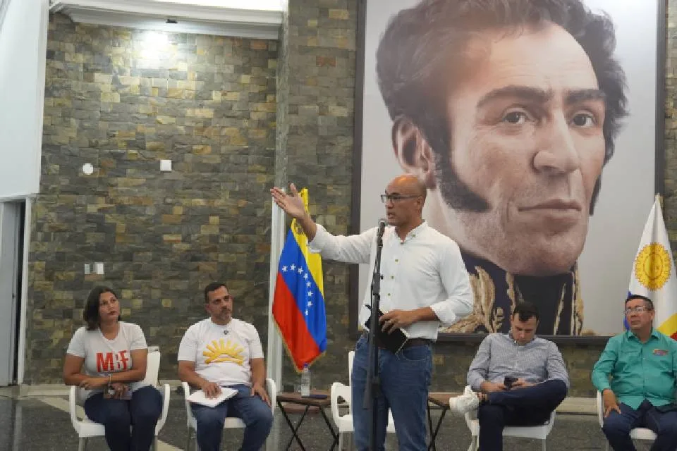 Héctor Rodríguez pide revisar liderazgo comunal y respalda diálogo con EEUU
