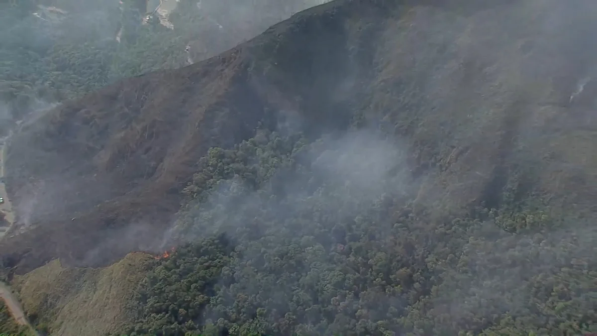 Incêndio atinge Morro do Pires, em Nova Lima, e mobiliza bombeiros e brigadistas