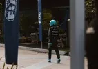 VÍDEO F1: Russell roda, bate e abandona a sprint de Singapura após assumir a liderança na largada
