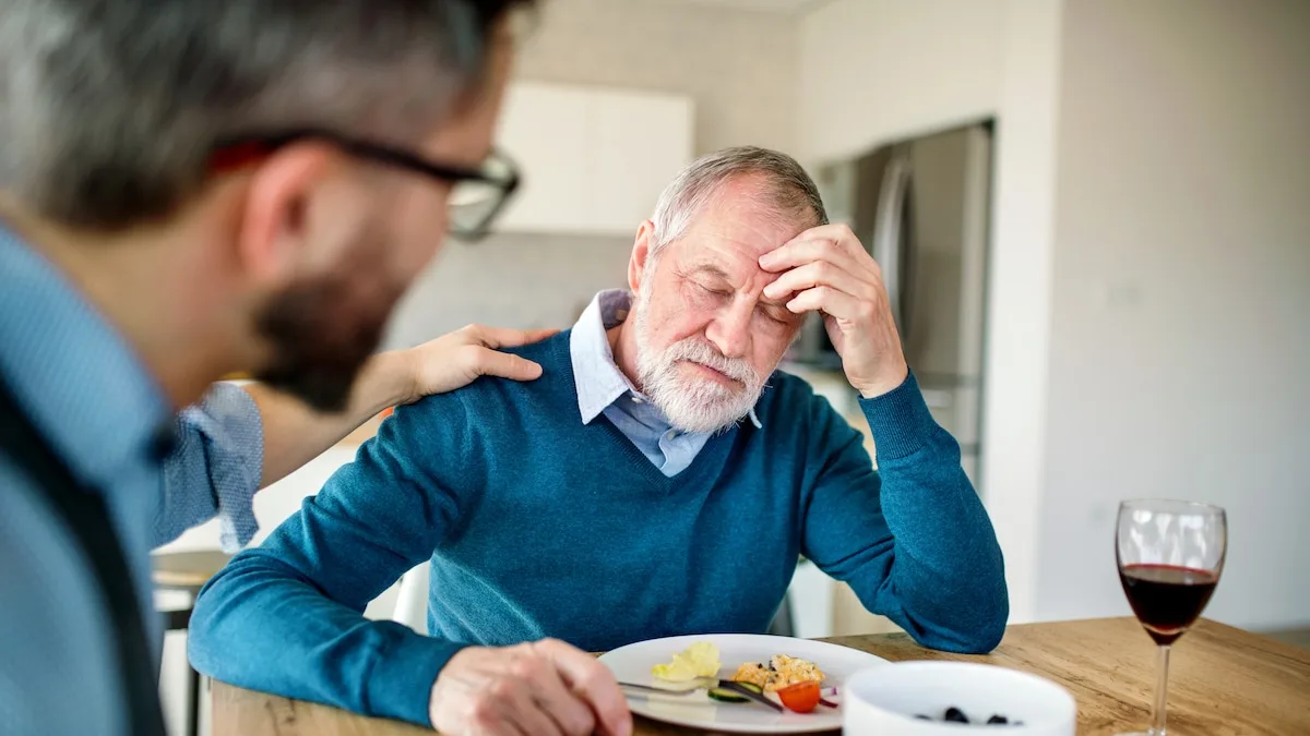 Krebs kann sich beim Essen bemerkbar machen: Experten warnen vor 6 Symptomen