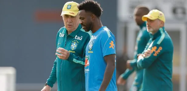 Ancelotti admite momento abaixo de Vini Jr e elogia Raphinha: 'Espetacular'