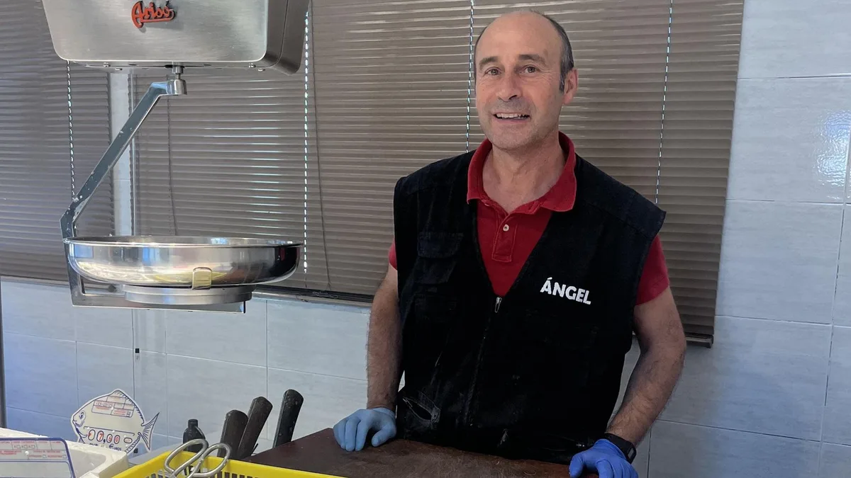 Ángel (58), pescadero, sobre el anisakis: "Si se fríe el pescado no pasa nada. Si lo vas a comer crudo, hay que congelarlo"