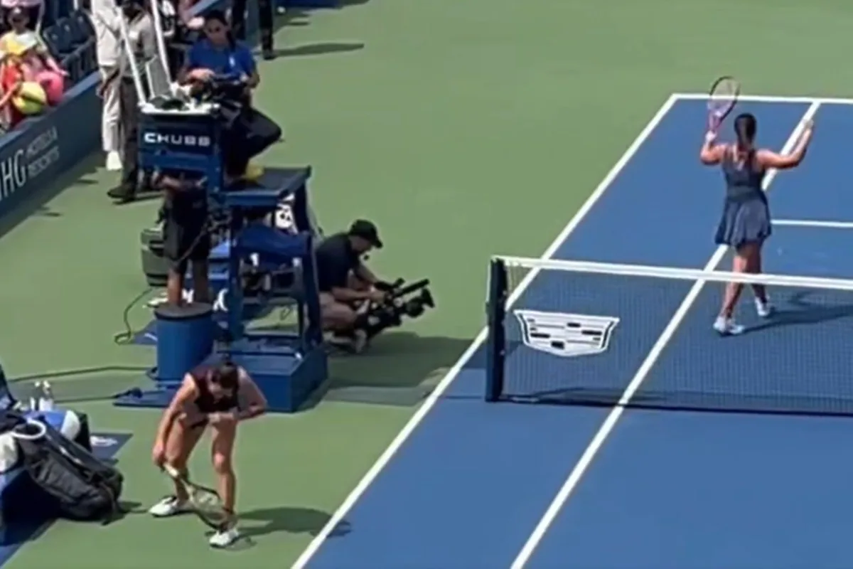 Tenista francesa quebra raquete após derrota no US Open