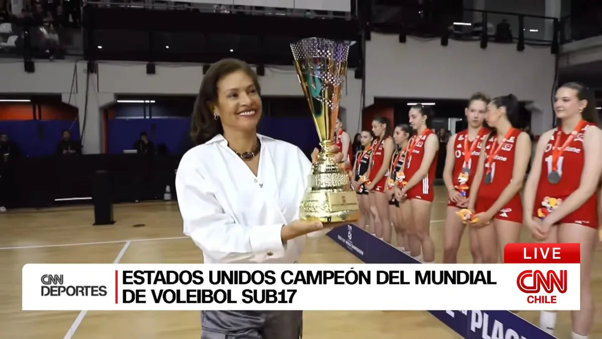 Cecilia Tait, protagonista en la premiación del Mundial Sub 17 de Vóley: entregó medallas y trofeo a la selección campeona
