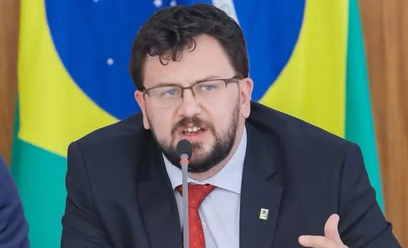 Ex-chefe de gabinete de Lula recebeu de empresária ligada a Lulinha minuta de contrato de venda de canabidiol ao Ministério da Saúde