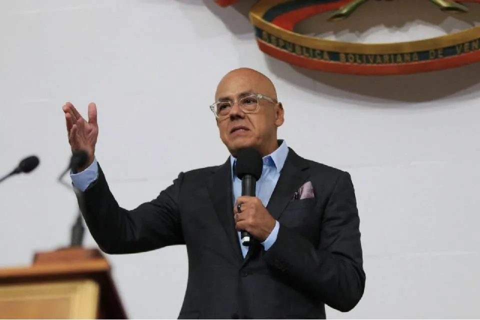 Jorge Rodríguez fue hasta Reino Unido por relaciones diplomáticas y el oro