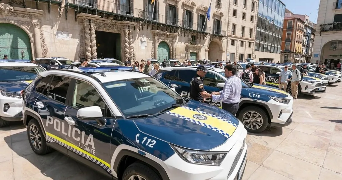 Laura Gómez y Pedro José Hernández, policías recientemente graduados en España: "Pedimos trabajar en días libres para aprender"
