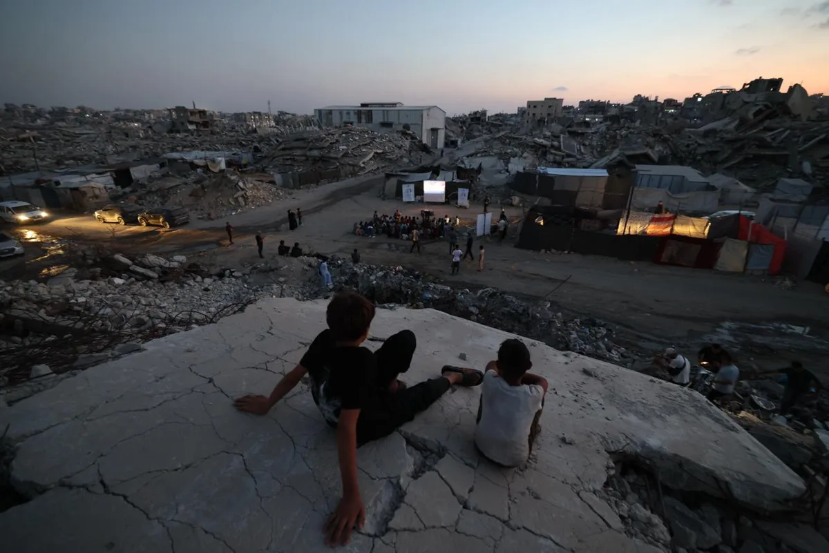 ‘Esqueci a guerra’: crianças de Gaza encontram refúgio em cinema improvisado