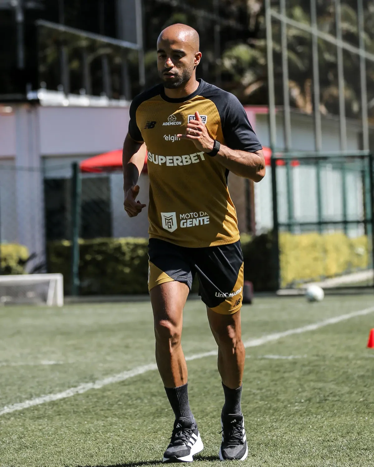 Lucas projeta data para retorno após lesão e deixa renovação com o São Paulo em segundo plano
