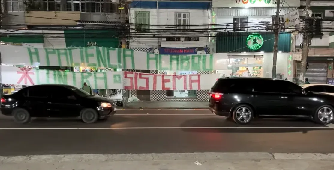 Organizada do Palmeiras direciona protesto ao “sistema” e declara apoio a Abel