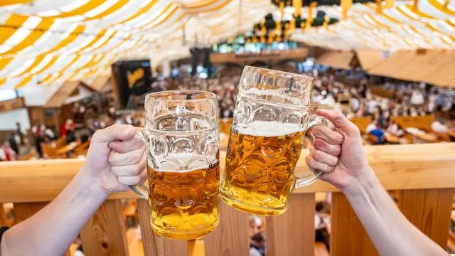 Brauchtum: Gäubodenvolksfest: Friedlich, heiß, weniger Bier