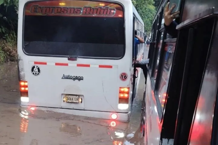 Tres unidades de transporte quedaron atascadas por el pésimo estado de la vialidad entre Rubio - San Cristóbal