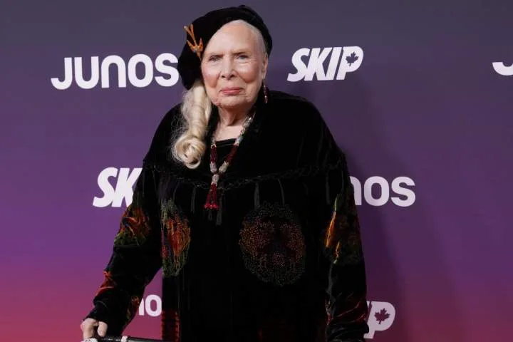 Canadian musician Joni Mitchell becomes U.S. citizen