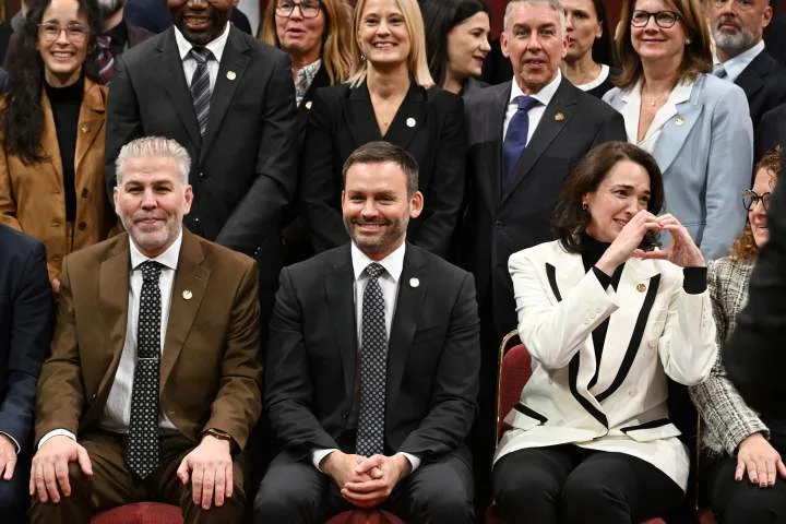 Parti Québécois MNAs sworn in as party prepares to form minority government