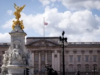 Des travaux de rénovation à Buckingham Palace révèlent de mystérieux trésors cachés dans les murs