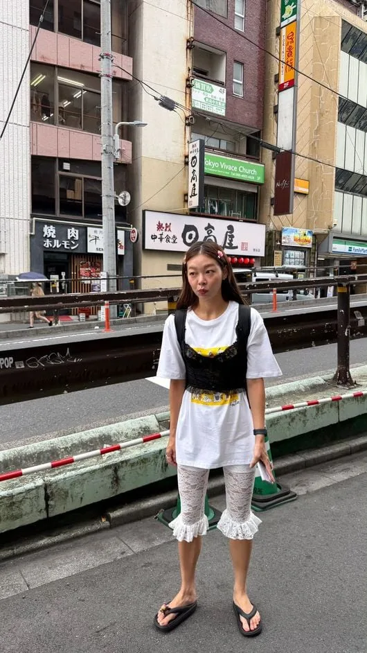 "이런 옷을 소화하네?"...송해나, 일본 거리 발칵 뒤집은 '난해한 패션'