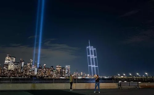 VIDEO: Homenajean en Nueva York a víctimas del 11-S con miles de drones; recrean las Torres Gemelas