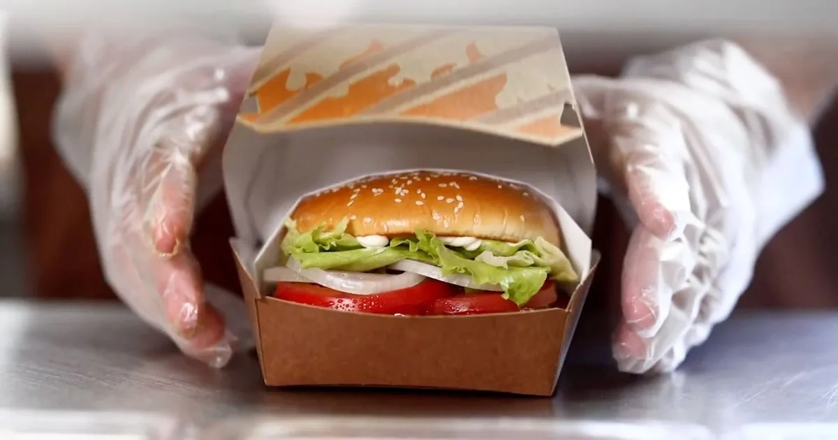 Cuánto cobran los empleados de McDonald's, Burger King y Mostaza en agosto de 2026: los nuevos sueldos categoría por categoría