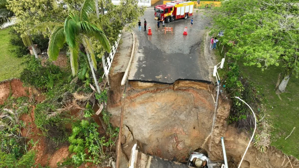 Após queda de ponte de 12 metros cortar abastecimento de água, município inicia reparos; saiba como fica a situação dos moradores