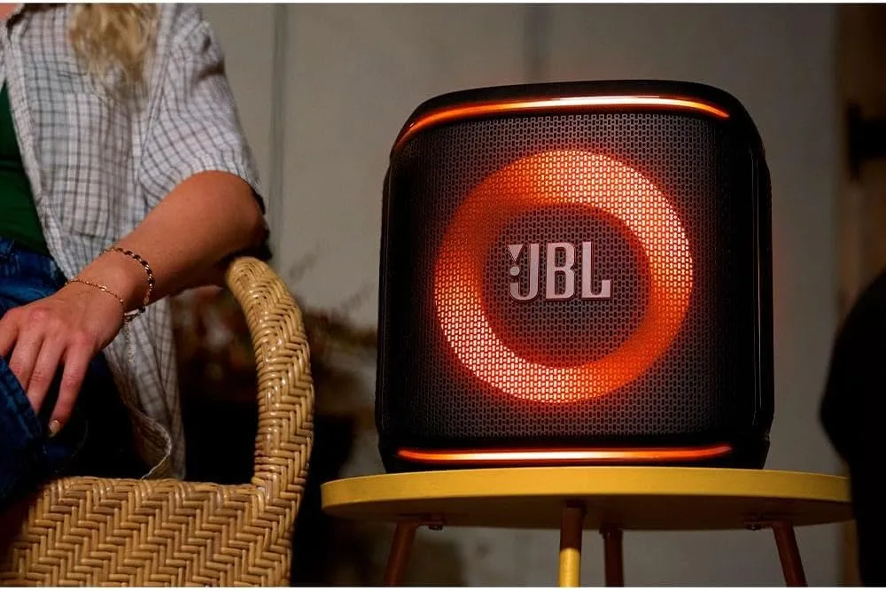 Como montar um karaokê em casa: JBL PartyBox Encore Essential 2 com 25% OFF já vem com dois microfones