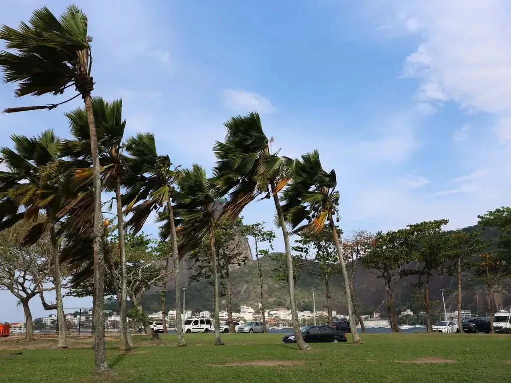 Ventos de 71/km levam Defesa Civil a disparar alertas no Rio: ‘Busque local seguro’