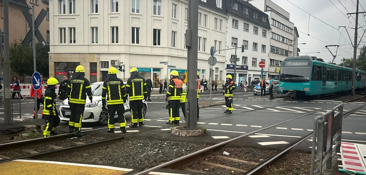 U-Bahn kollidiert in Frankfurt mit einem Auto