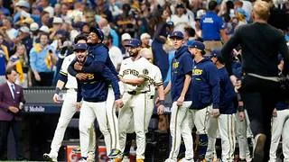 El bullpen de Milwaukee hace historia y silencia a los Dodgers