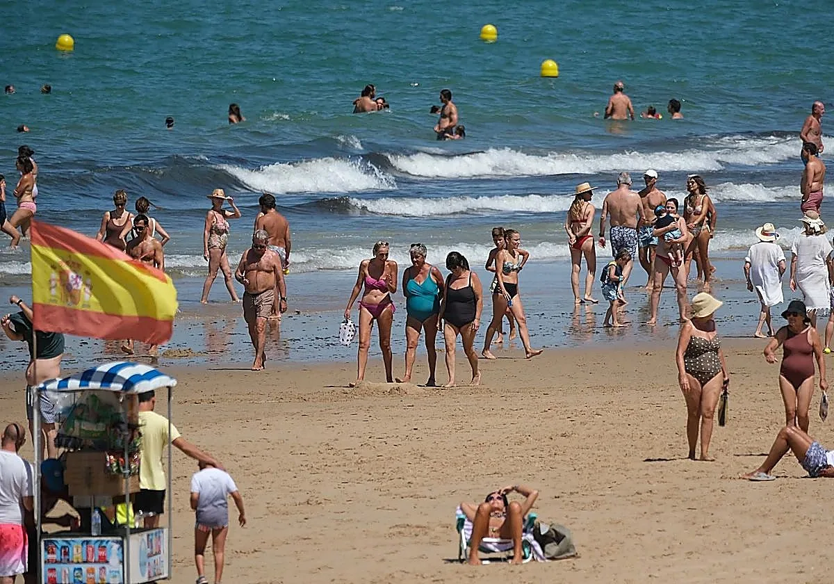 Sanidad autoriza el baño en tres de las cinco playas cerradas por bacterias fecales en Cádiz