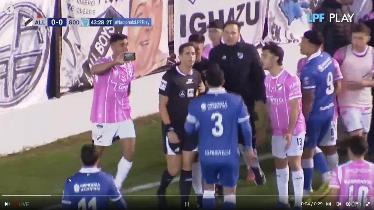 Em jogo sem VAR, árbitro vê replay no celular e toma decisão crucial