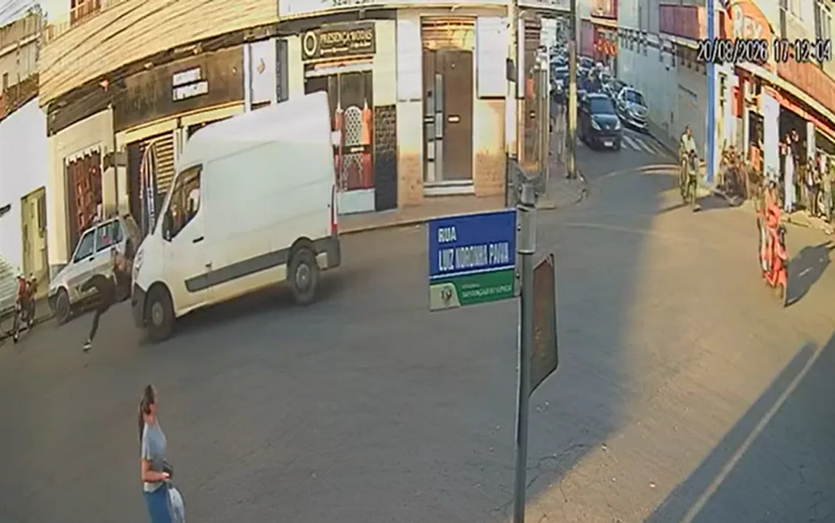 Mulher é atropelada por van enquanto atravessava avenida em MG; veja VÍDEO