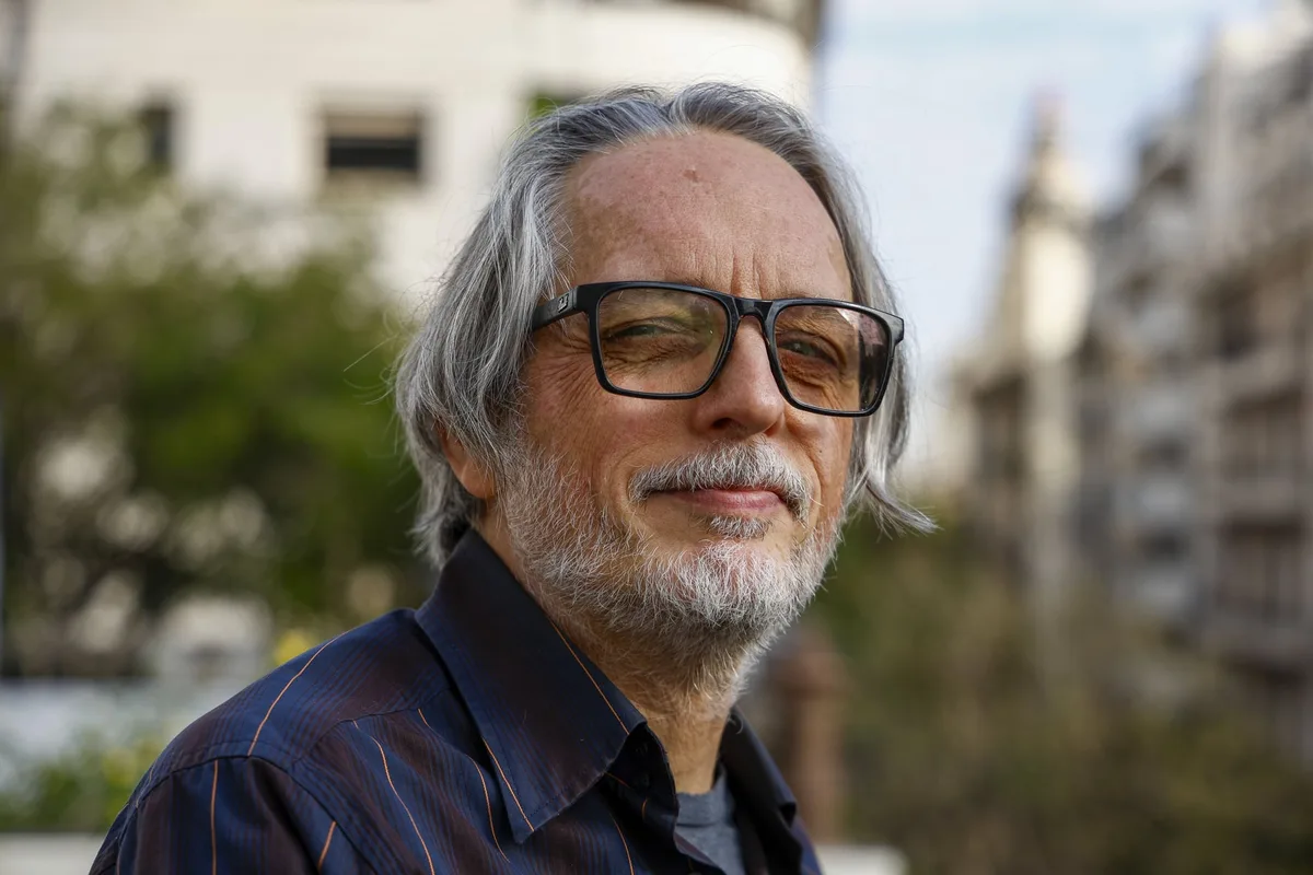Guillermo Piccolini: tocó con Pettinato y Melingo, le dijo que no a Los Redondos y sacó el disco “más pesimista” del año