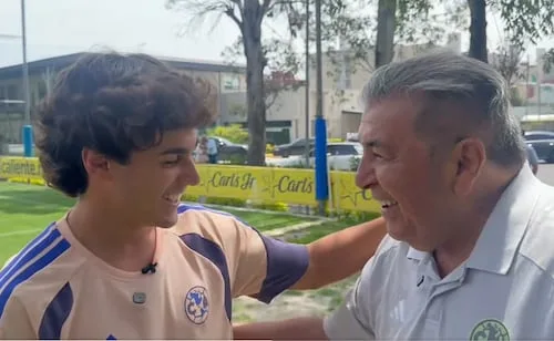 El emotivo encuentro entre Reinoso y Carlos Álvarez a días del América vs Chivas; le "regala" su 8