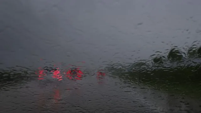 Aquaplaning: Nasse Fahrbahn auf A96: Sportwagen prallt gegen Leitplanke