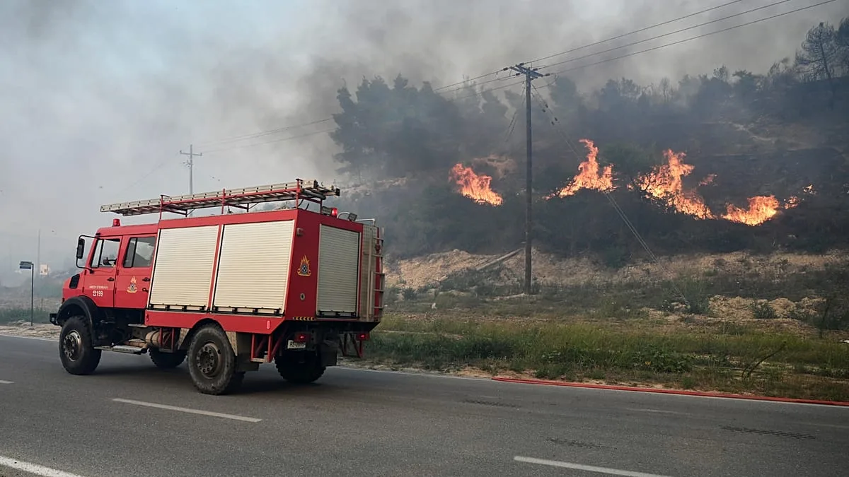 Dois idosos morrem em incêndio de grandes proporções em Salamina, na Grécia