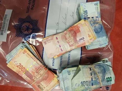Cop bust taking dagga and tobacco into police holding cells