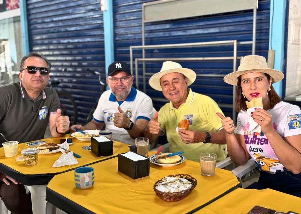 Bocalom come pastel de carne no Mercado da Estação com apoiadores: “esse é o meu jeito”
