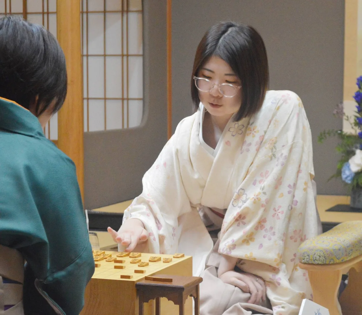 Tomoka Nishiyama earns right to become shogi’s first female kishi player