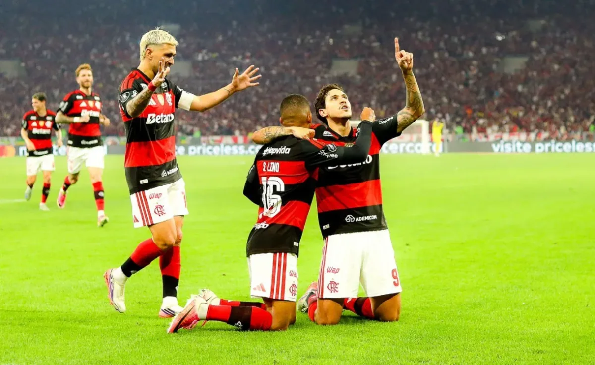 Samuel Lino deixa William no chão e marca o gol da classificação do Flamengo; veja o lance