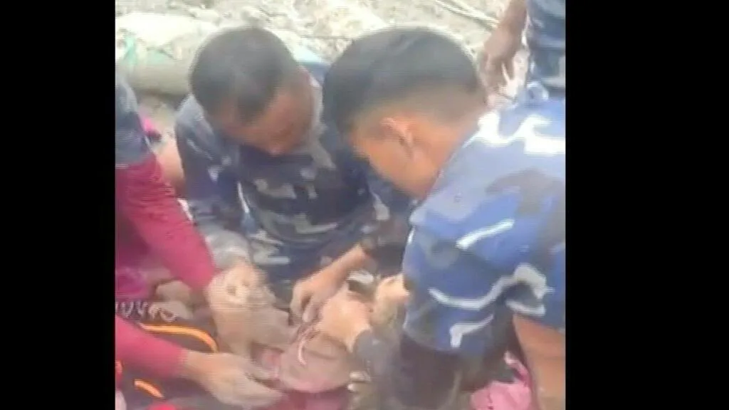 Crue dans l'Himalaya: une fillette népalaise de six ans sauvée des décombres