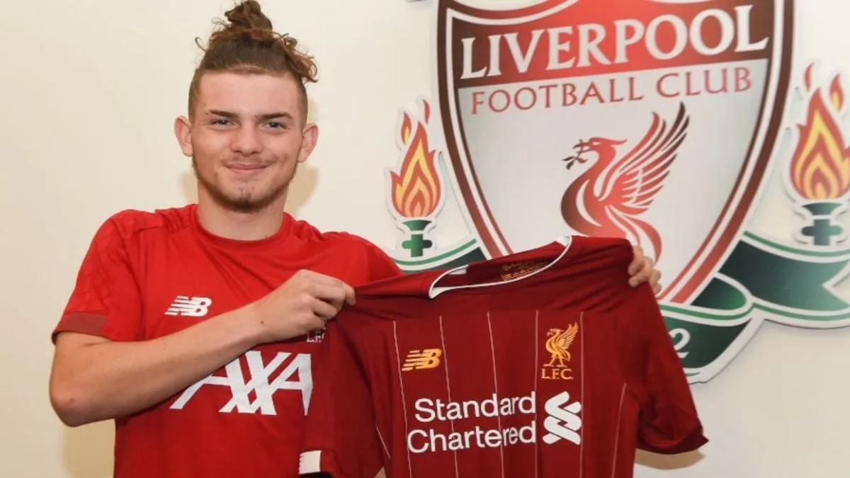 Harvey Elliot pone rumbo a Mestalla
