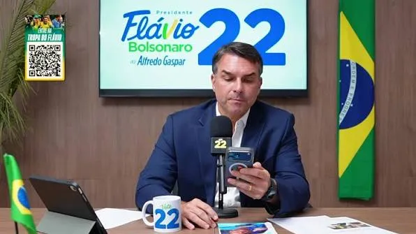 TSE manda Flávio Bolsonaro apagar vídeo falso sobre ato pró-Lula
