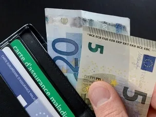 Pourquoi ne peut-on pas retirer de billets de cinq euros dans les distributeurs automatiques des banques ?